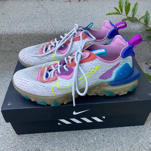 sneakers nsw react vision